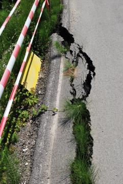 usad - poškodovano vozišče